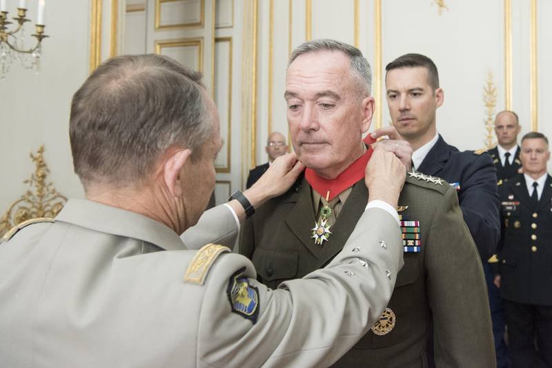 Le général Milley a décerné la plus haute médaille d'honneur à Frances 1 Le general Milley a decerne la plus haute medaille dhonneur