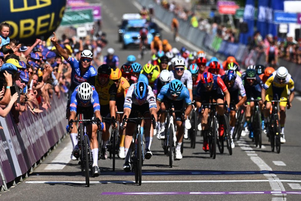 Jasper Philipsen (Alpecin-Deceuninck) remporte la victoire au sprint sur l'étape 1 du Baloise Belgium Tour alors que son coéquipier Mathieu van der Poel célèbre en arrière-plan