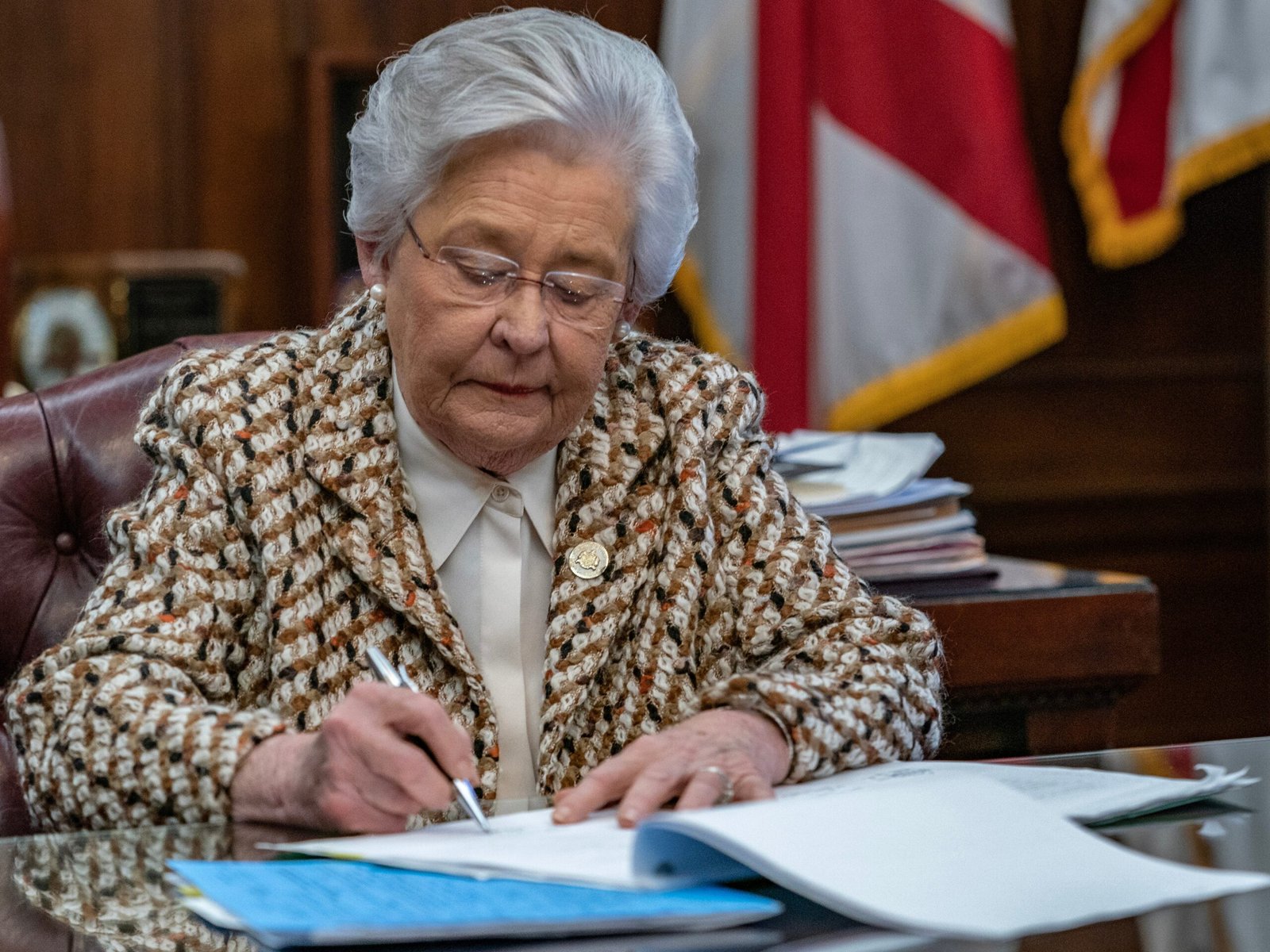 Problème logiciel : le gouverneur de l’Alabama, Kay Ivey, vient de signer la mauvaise version du projet de loi sur le fentanyl