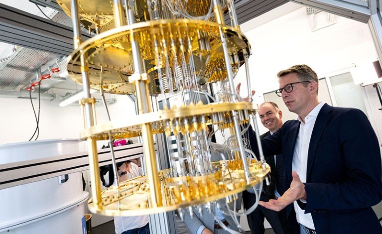 Markus Blume and Dieter Kranzlmller look at the cryostat of a quantum computer at Leibniz Computing Center