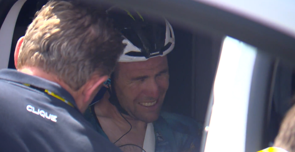 Cavendish avait l'air dévasté alors qu'il était contraint de se retirer de la course