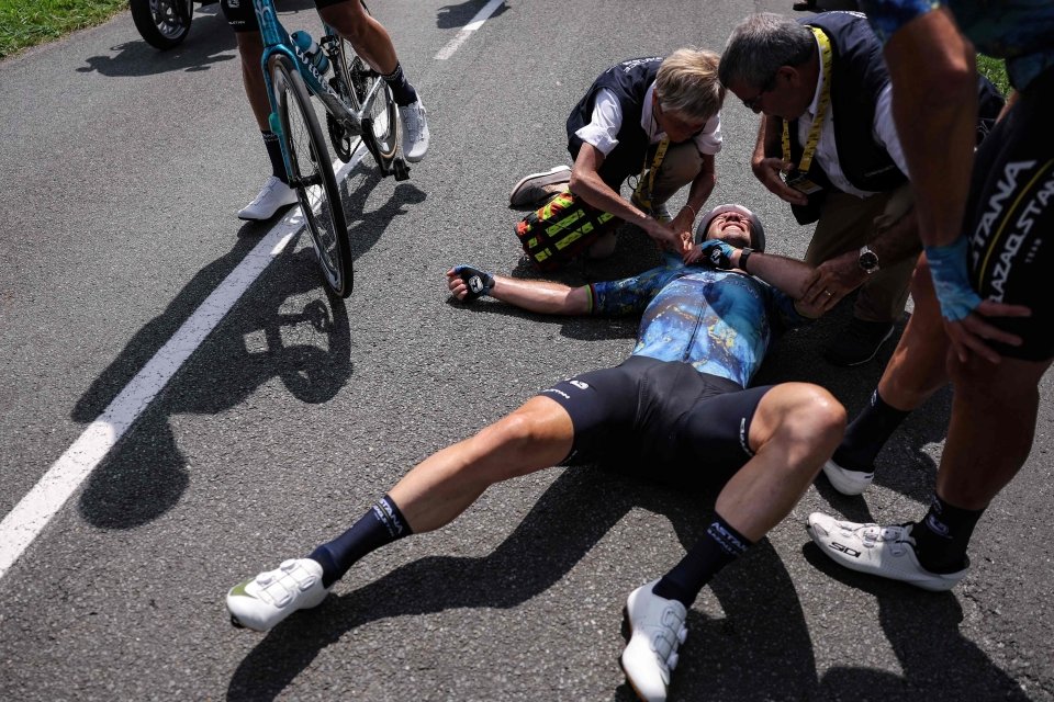 Le coureur d'Astana-Qazaqstan a été laissé étendu avant d'être accompagné dans une ambulance