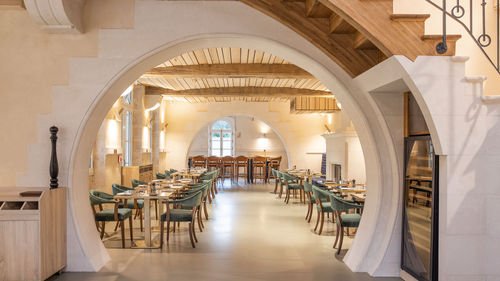 Les restaurants comprennent la Brasserie des Flneurs, dirigée par le chef Anthony Carballo. Les restaurants comprennent la Brasserie des Flneurs, dirigée par le chef Anthony Carballo.