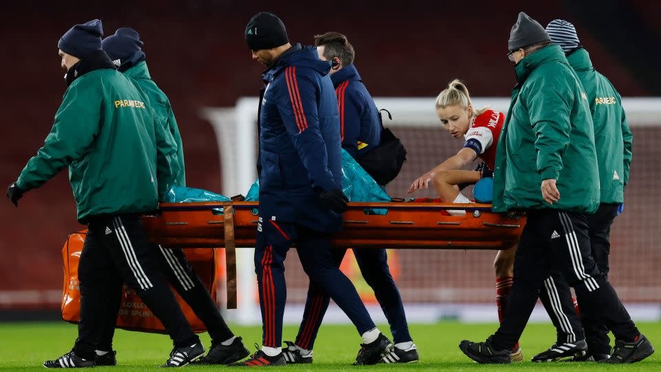Vivianne Miedema est consolé par sa coéquipière d'Arsenal Leah Williamson après avoir subi une blessure au LCA en décembre.  -Andrew Couldridge/Action Images/Reuters