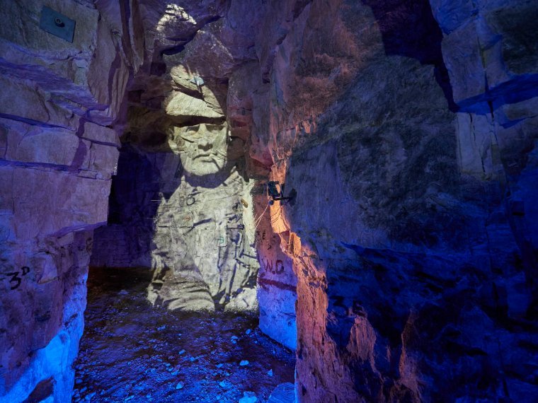 ARRAS (Pas de Caalis, 62). M??morial de la Bataille d'Arras. 14/18 - Carrière Wellington. Visite des galeries souterraines ?? 20m??tre sous terre. Des projections d'images d'époque retracent la vie des soldats pendant la Grande Guerre (1914-1918).