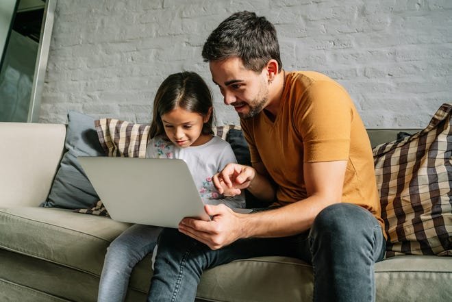 La sécurité en ligne doit être une priorité pour les parents et les enseignants qui fournissent un accès Internet aux jeunes à des fins éducatives ou de divertissement.