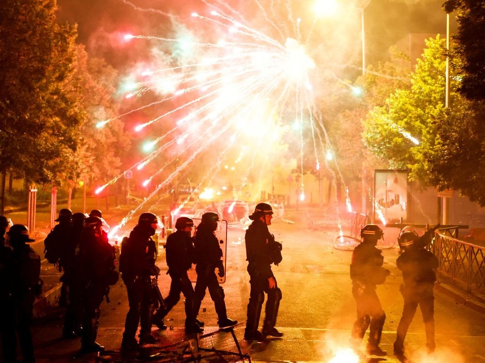 De violentes manifestations en France maintiennent Macron chez lui