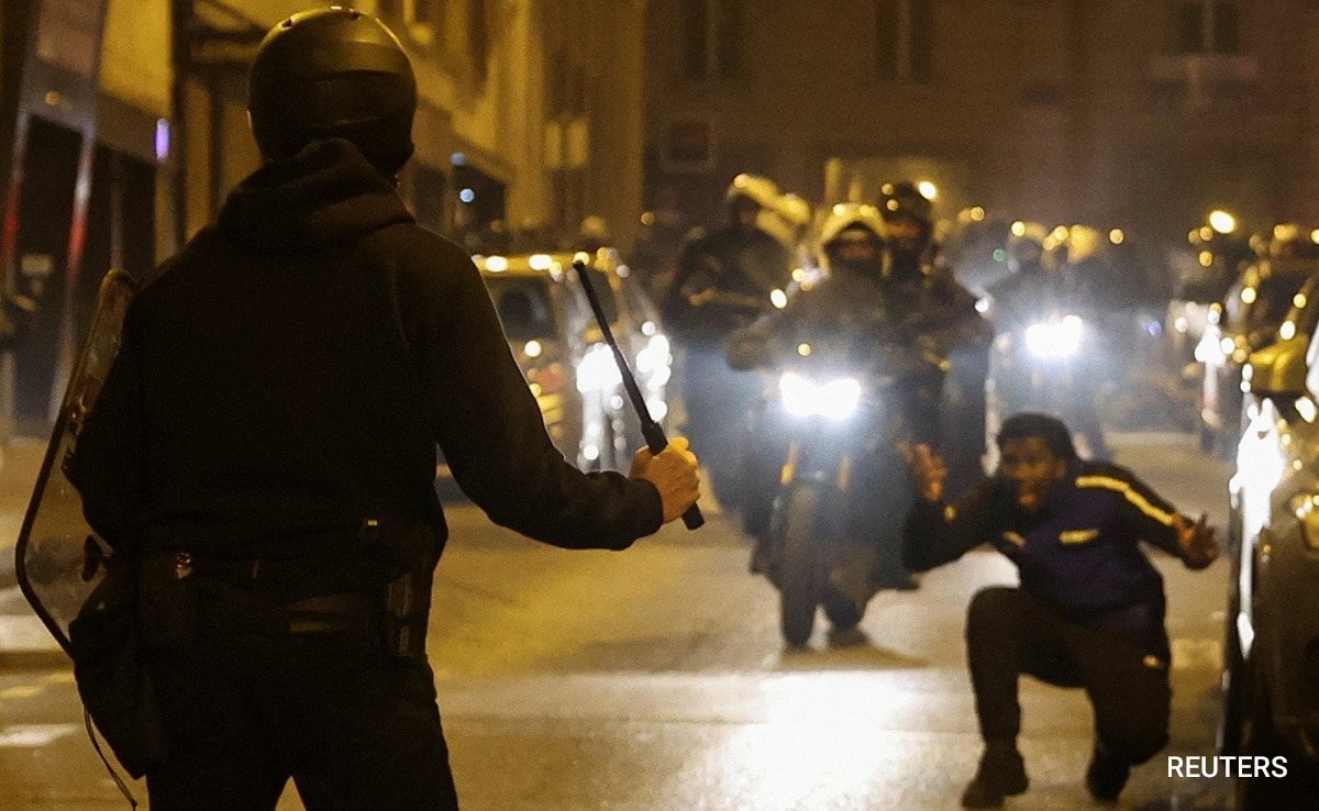 Des centaines d'autres personnes arrêtées dans la France touchée par les émeutes, des dizaines de bâtiments incendiés Des centaines d'autres personnes arrêtées dans la France touchée par les émeutes, des dizaines de bâtiments incendiés