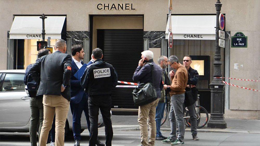 Policiers et enquêteurs se rassemblent à l'entrée d'une boutique Chanel place Vendôme à Paris, le 5 mai 2022, après un vol à main armée présumé.