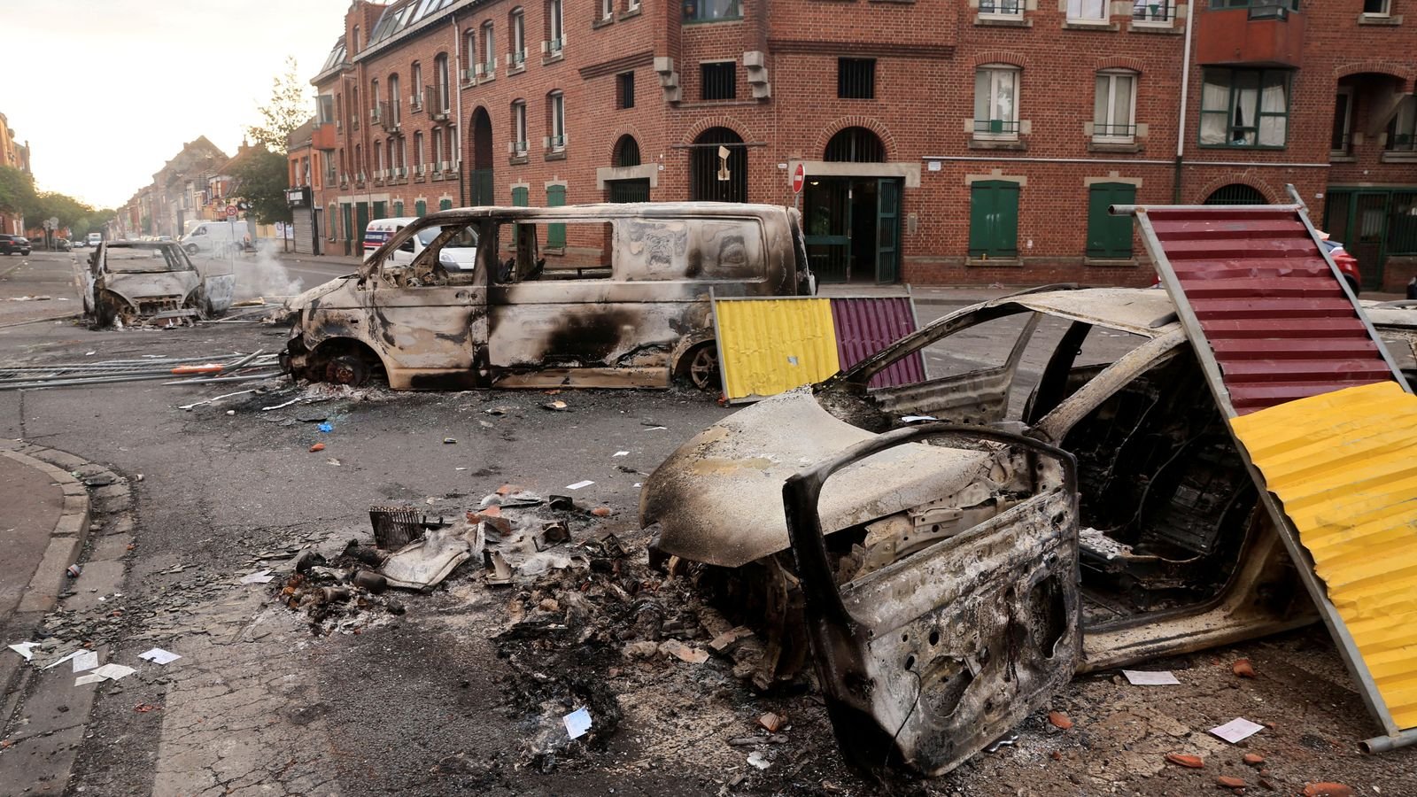 Émeutes en France: des pillards pénètrent dans une armurerie alors que 1 300 personnes sont arrêtées la quatrième nuit de violence
