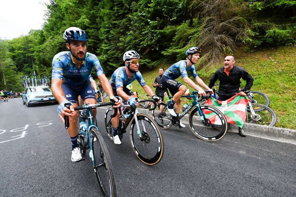 « Il nous manque vraiment » – Astana réinitialisé après la sortie du Tour de France de Mark Cavendish
