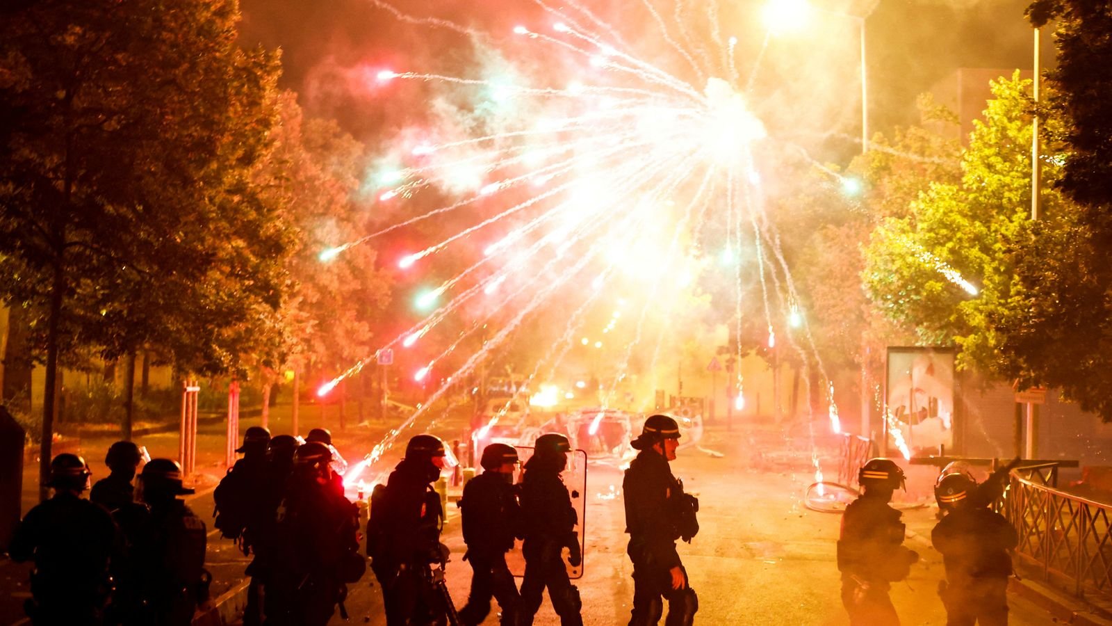 La France interdit la vente de feux d’artifice avant le 14 juillet après de violentes émeutes