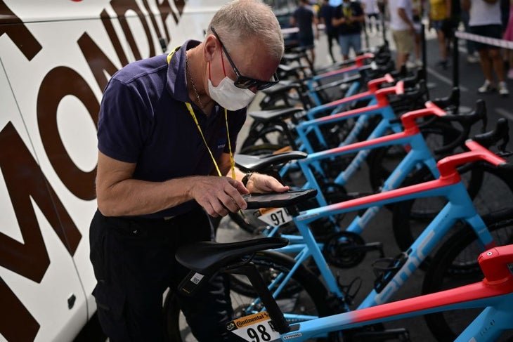 La "fraude technologique" est-elle une vraie menace sur le Tour de France ? 1 dopage moteur UCI