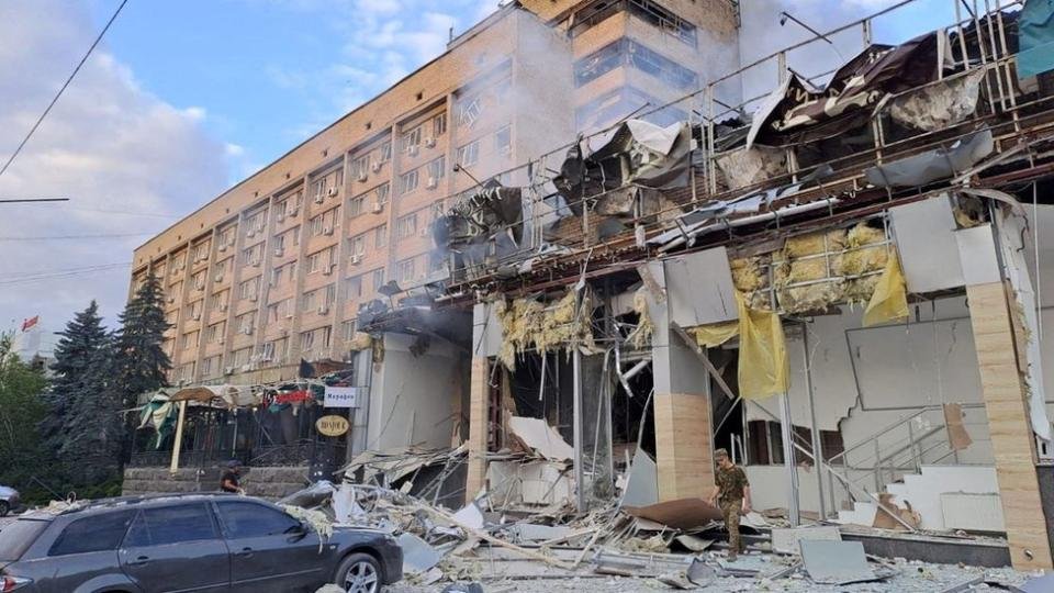 Une vue montre un bâtiment d'un restaurant fortement endommagé par une frappe de missile russe, au milieu de la Russie"s attaque contre l'Ukraine, dans le centre de Kramatorsk, région de Donetsk, Ukraine 27 juin 2023