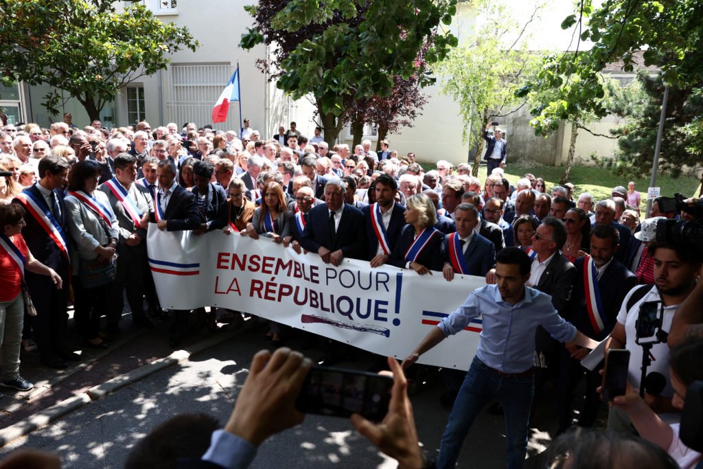 Les foules se rassemblent en solidarité avec les gouvernements locaux dans les mairies de toute la France au milieu des émeutes