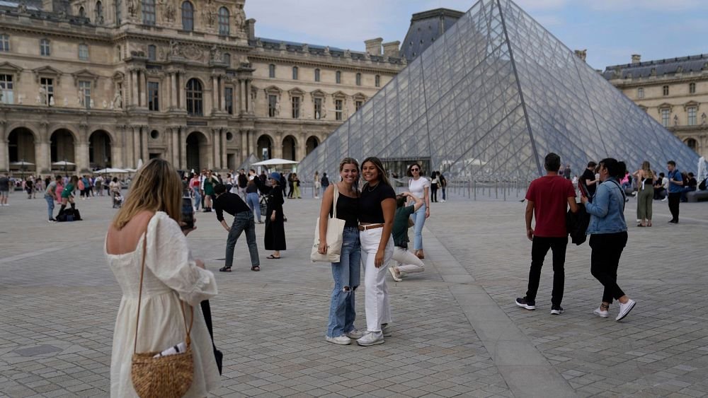 Les touristes en France refusent de se laisser rebuter par les troubles sociaux