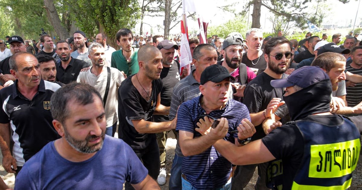 L’événement LGBT + Pride en Géorgie évacué alors que des manifestants d’extrême droite prennent d’assaut le site