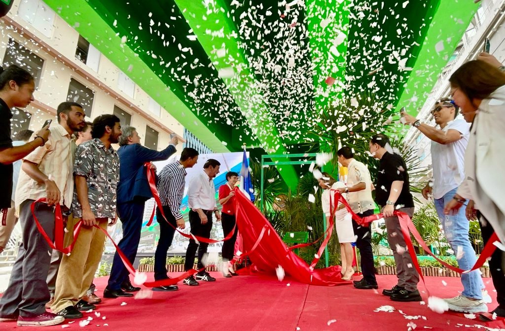 REGARDEZ: PH, la France célèbre le 75e anniversaire de ses relations diplomatiques avec une fresque murale collaborative survolant la ville de Cebu