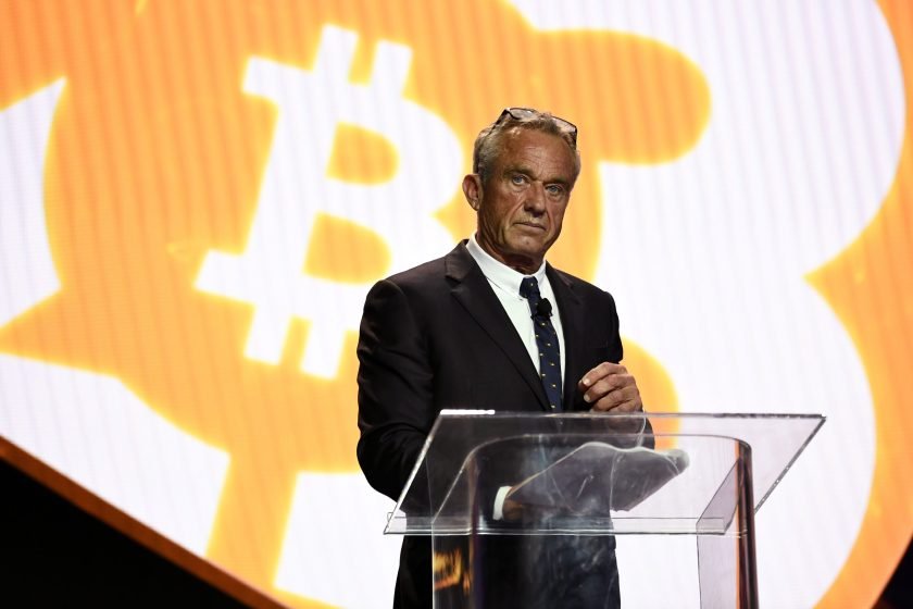 Robert F. Kennedy, Jr. prend la parole sur scène lors de la conférence Bitcoin 2023 à Miami.