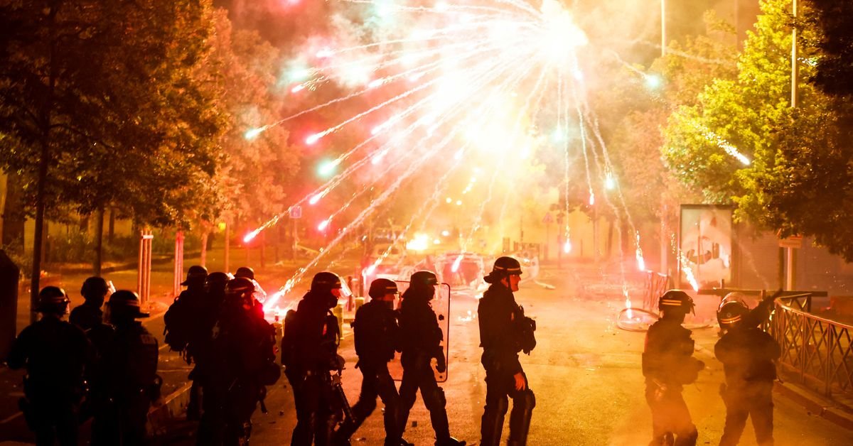 Troubles en France: troisième nuit d’émeutes après que la police a tiré sur un adolescent, un officier inculpé