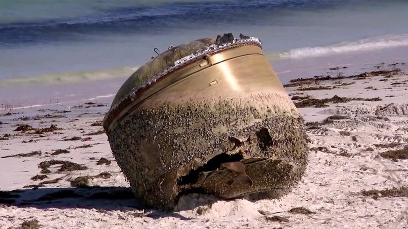 Un cylindre mystérieux sur une plage d’Australie-Occidentale pourrait être un déchet spatial, selon les autorités |  CNN