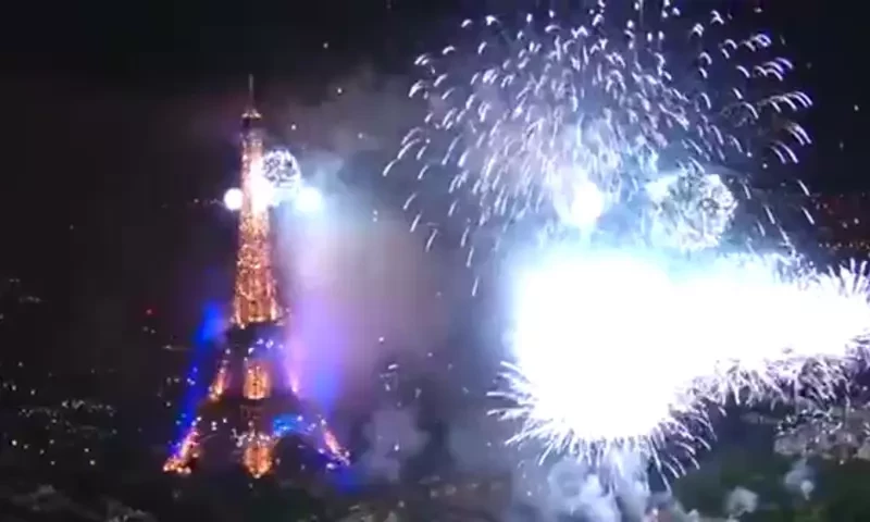 Un feu d’artifice sur la tour Eiffel pour la fête nationale de la France