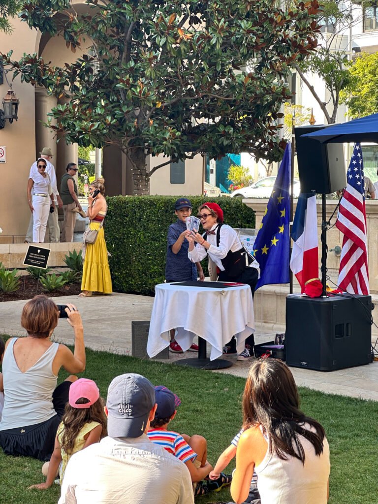 Une célébration animée du 14 juillet à Beverly Hills Une célébration animée du 14 juillet à Beverly Hills
