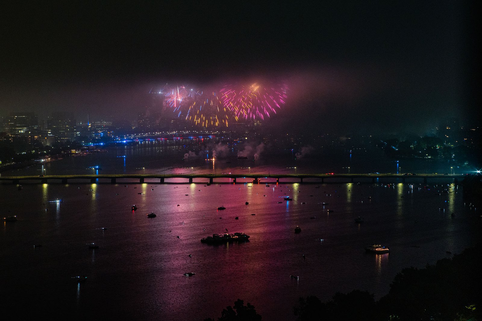 Voir nos photos de feux d’artifice, prises depuis le Center for Computing & Data Sciences.  Ils sont géniaux