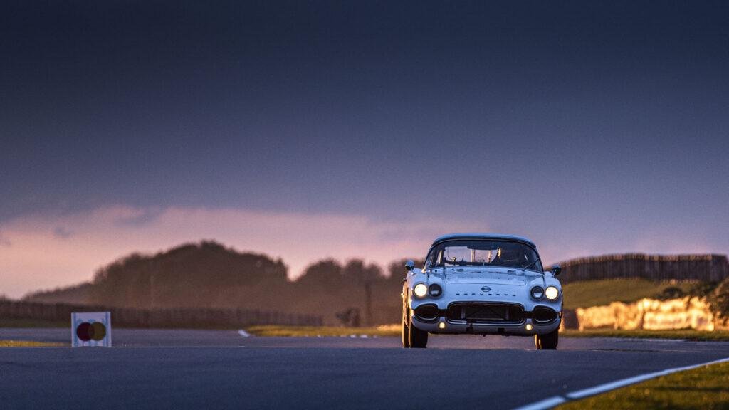 Peter James/Alan Letts, Chevrolet Corvette C1, au crépuscule dans la septième course, le Stirling Moss Memorial Trophy. Photo - Jayson Fong - Goodwood