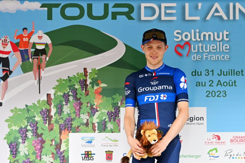 LLEX MONTSJURA FRANCE AOÛT 02 Michael Storer d'Australie et l'équipe GroupamaFDJ célèbrent sur le podium en tant que vainqueur d'étape lors du 35e Tour de lAin 2023 Étape 3 une étape de 137 km d'Oyonnax à Llex MontsJura 898m le 02 août 2023 à Llex MontsJura France Photo de Luc ClaessenGetty Images