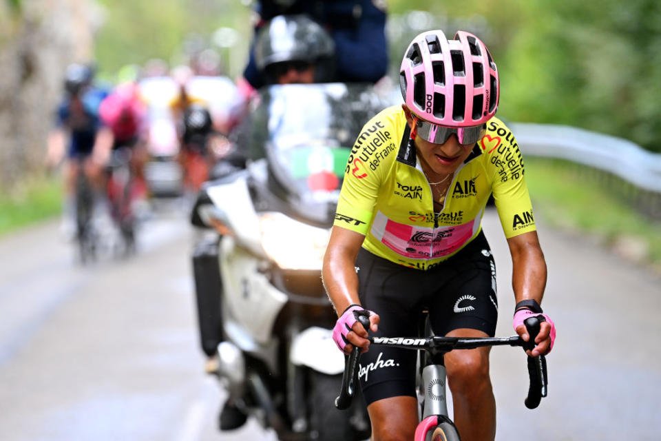 LLEX MONTSJURA FRANCE AOÛT 02 Alexander Cepeda d'Équateur et Team EF EducationEasypost Maillot de leader jaune participe au 35e Tour de lAin 2023 Étape 3 une étape de 137 km d'Oyonnax à Llex MontsJura 898m le 02 août 2023 à Llex MontsJura France Photo de Luc ClaessenGetty Images