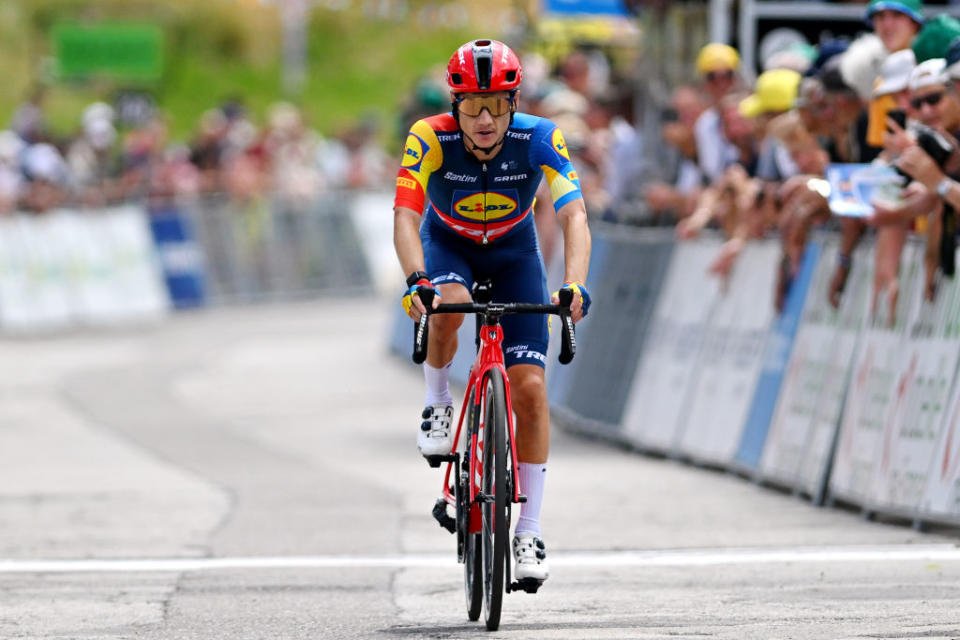 LLEX MONTSJURA FRANCE AOÛT 02 Kenny Elissonde de France et l'équipe Lidl Trek franchissent la ligne d'arrivée en deuxième place lors du 35e Tour de lAin 2023 Étape 3 une étape de 137 km d'Oyonnax à Llex MontsJura 898m le 02 août 2023 à Llex MontsJura France Photo de Luc ClaessenGetty Images