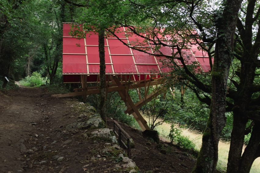 Pavillon avec toit surdimensionné
