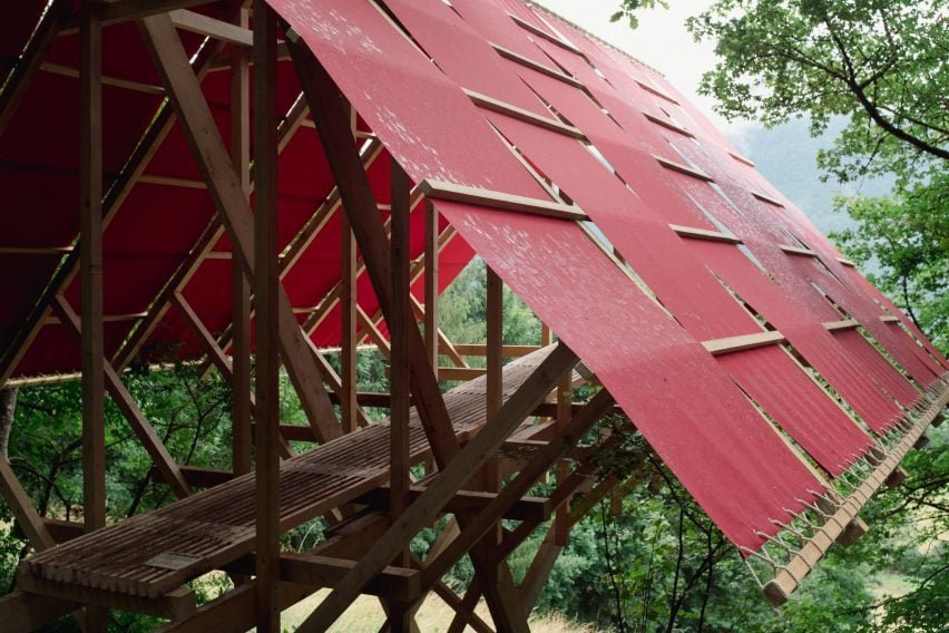 Pavillon avec toit en vinyle rouge