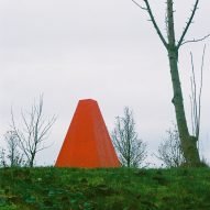 Un pavillon rouge vif dans un parc