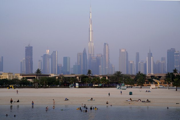 Avec l'horizon de la ville et Burj Khalifa, le plus haut bâtiment du monde en arrière-plan, les gens aiment nager à Dubaï, aux Émirats arabes unis.