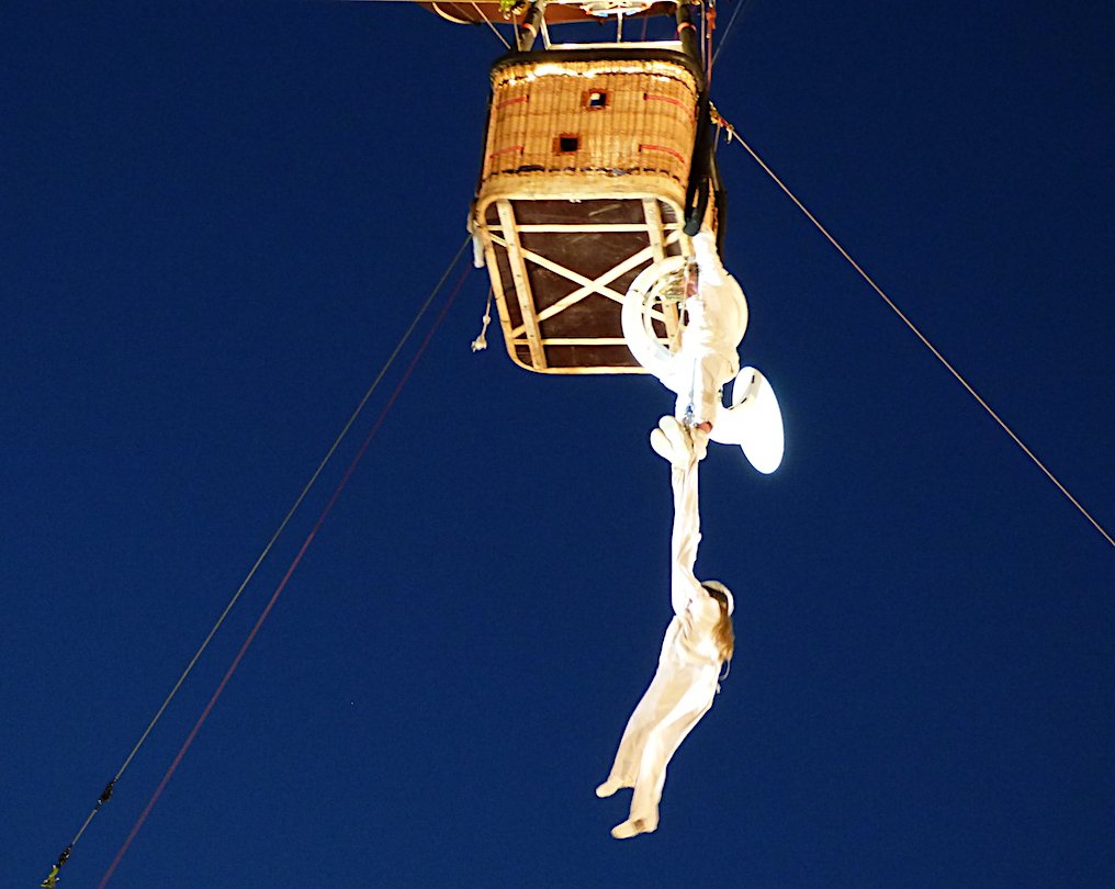1693340049 495 PHOTOS le Cirque Inextremiste francais met la chaleur a