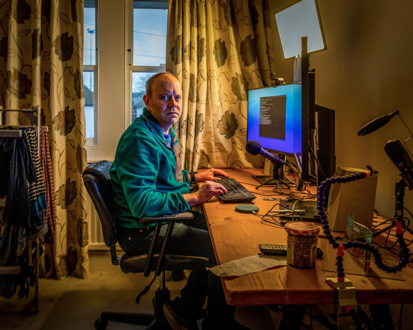 James, un ingénieur informatique de 46 ans, travaille sur son ordinateur personnel