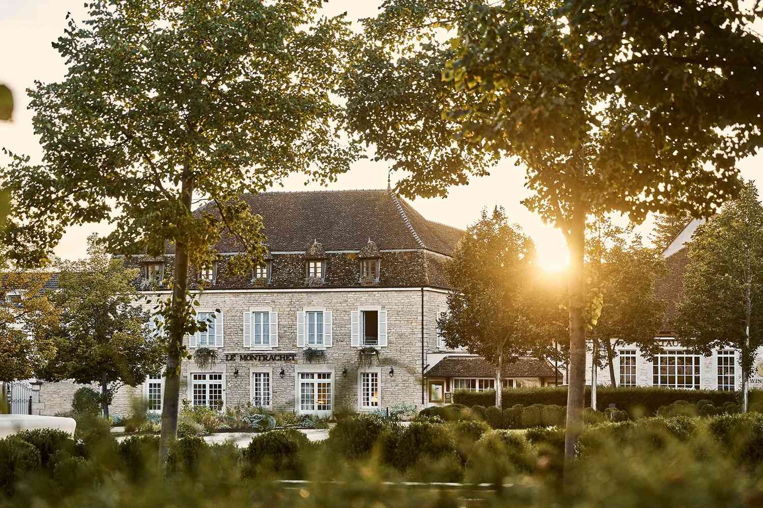 Ce nouvel hôtel de luxe en Bourgogne possède des caves à vin de 17 000 bouteilles et se trouve dans une ville de 376 habitants