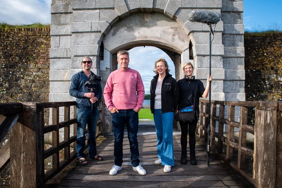 Directeur de la photographie Simon O'Neill ;  la légende du rugby Ronan OGara ;  Monica MacLaverty, Tourism Ireland et l'enregistreur de son Lynn Brennan, lors du tournage de la nouvelle campagne de Tourism Irelands à Charles Fort à Kinsale.  Photo : John Allen.