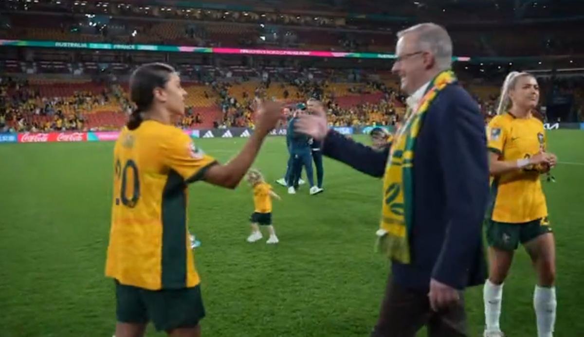 Le Premier ministre australien Anthony Albanese lors du match de football Australie contre France à Brisbane 