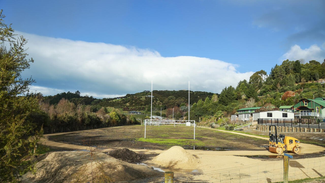 Des garçons kiwis utilisent le rugby pour se remettre du cyclone