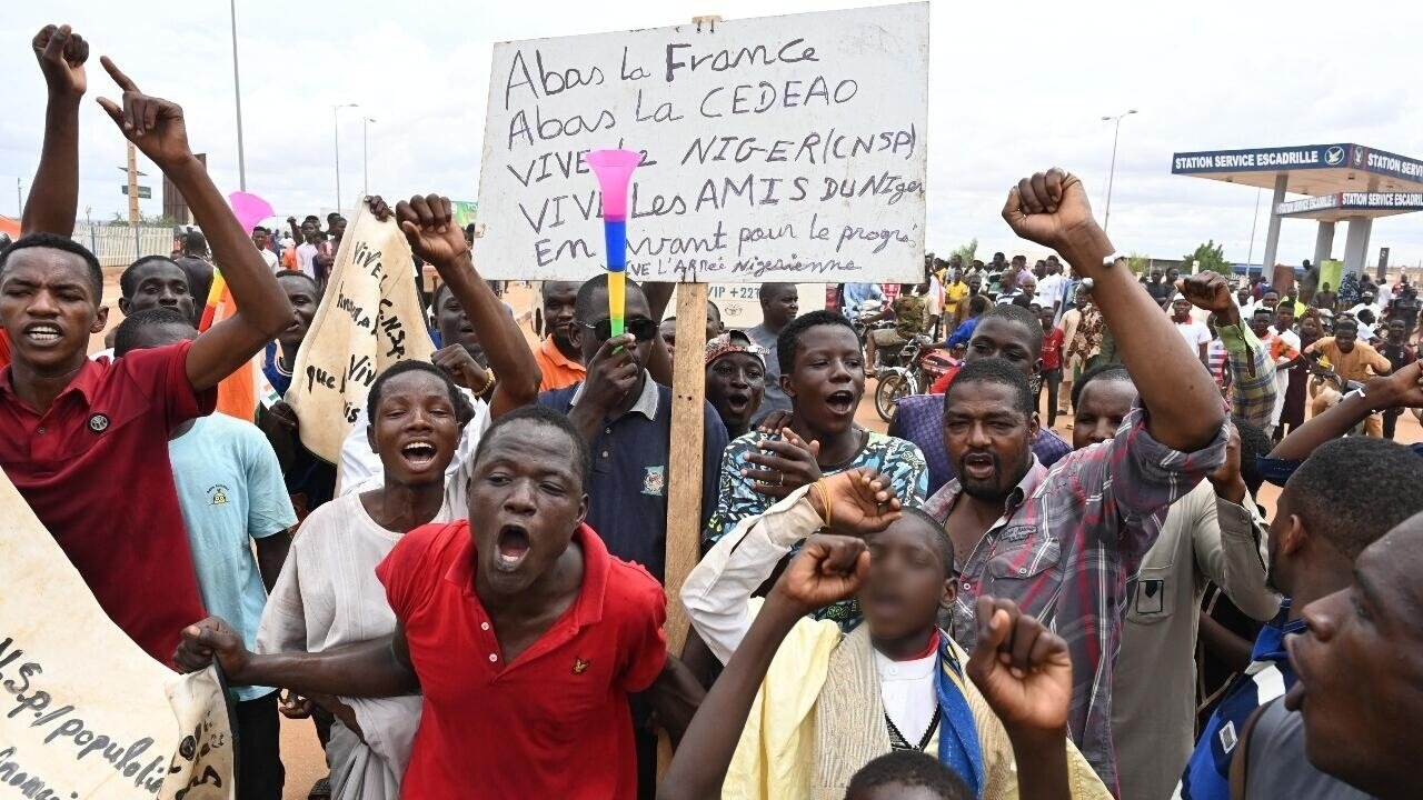 Des milliers de putschistes au Niger manifestent près d’une base militaire française