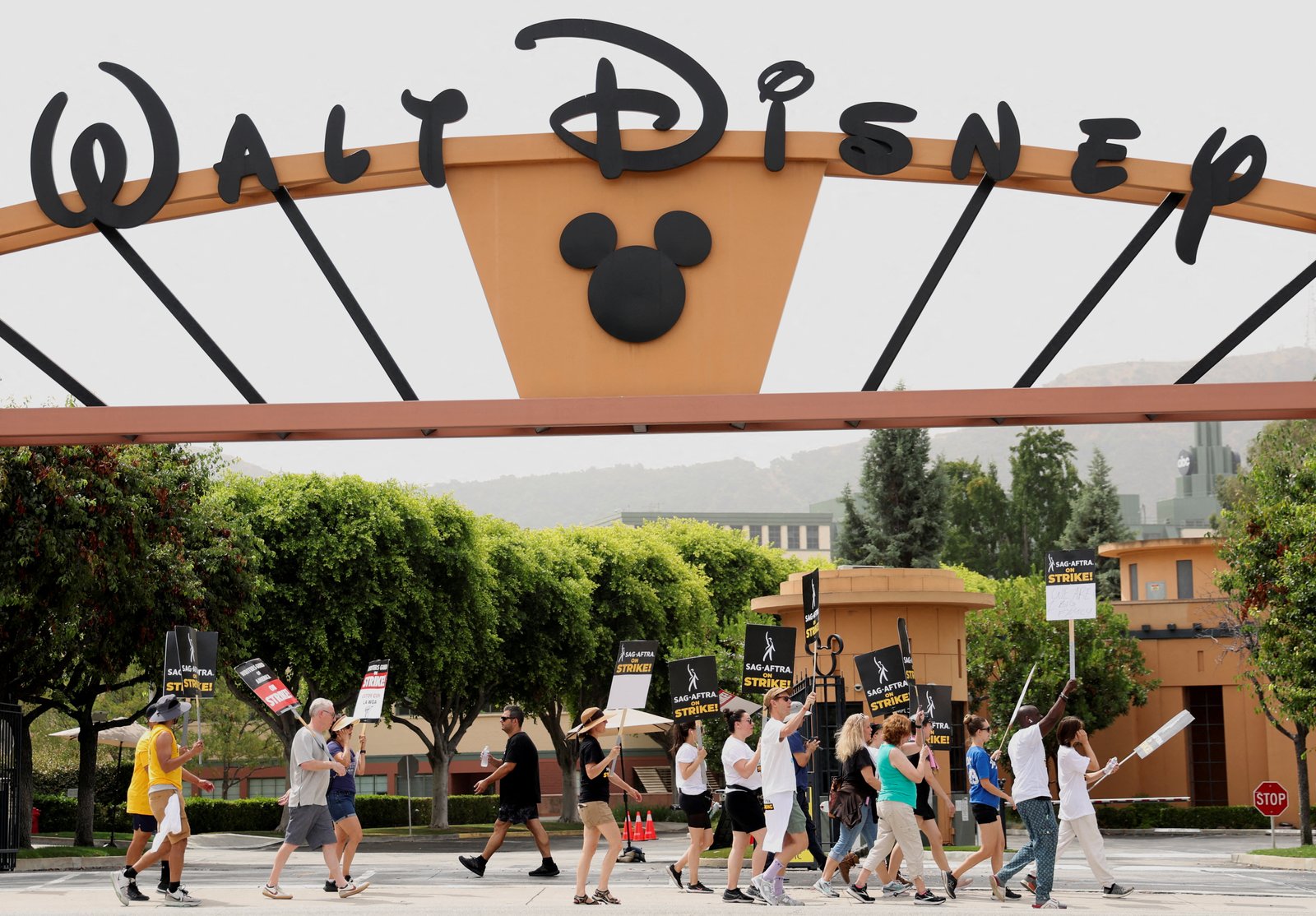 Les acteurs de la SAG-AFTRA et les écrivains de la Writers Guild of America (WGA) marchent sur la ligne de piquetage pendant leur grève en cours, à Burbank