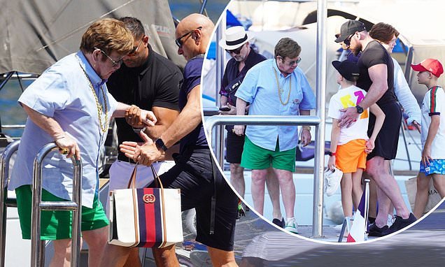 EXCLUSIVITÉ SUR LA PHOTO: Elton John, 76 ans, monte à bord d’un yacht avec ses fils en France