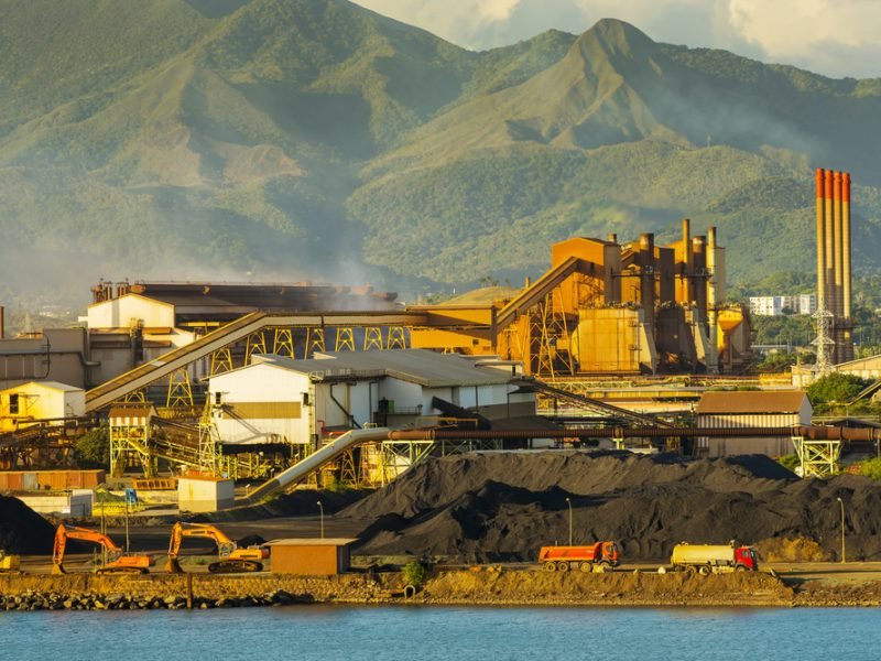 En ce qui concerne la Chine, la France envisage de filtrer les investissements étrangers dans le secteur des matières premières