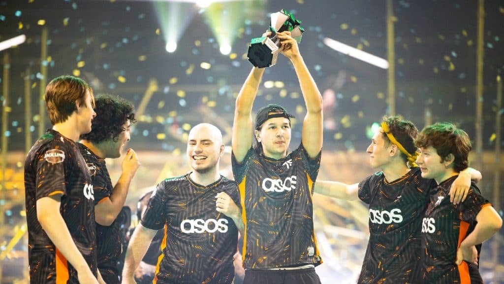 Fnatic soulevant le trophée VCT LOCK//IN.