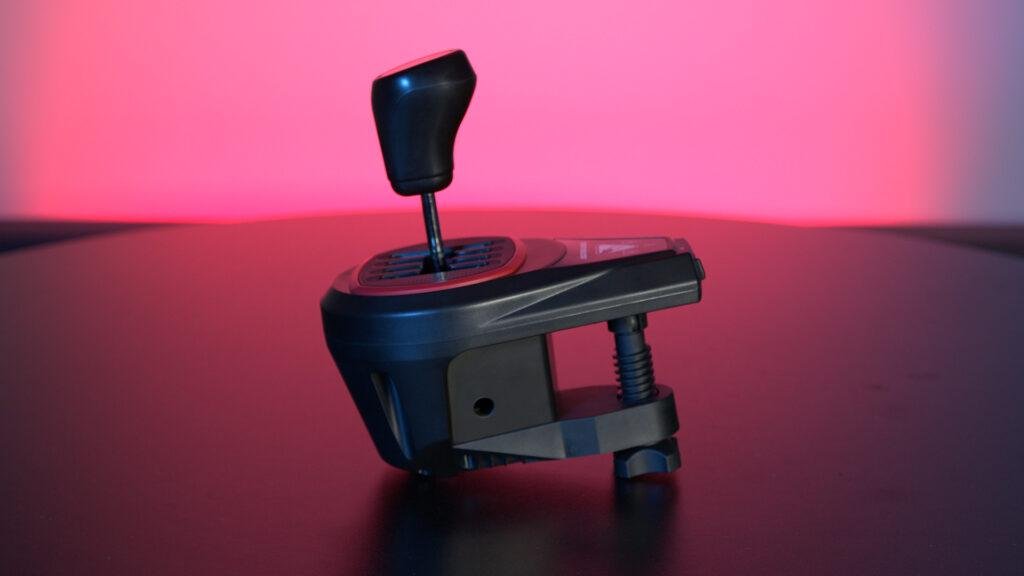 Granny-shift votre chemin vers la gloire de la course sim: Examen du module complémentaire Thrustmaster TH8S Shifter