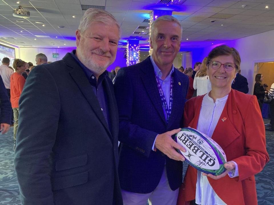 Angus Robertson, le président écossais du rugby John McGuigan et le consul général de France Laurence Païs (Photo : ugc)