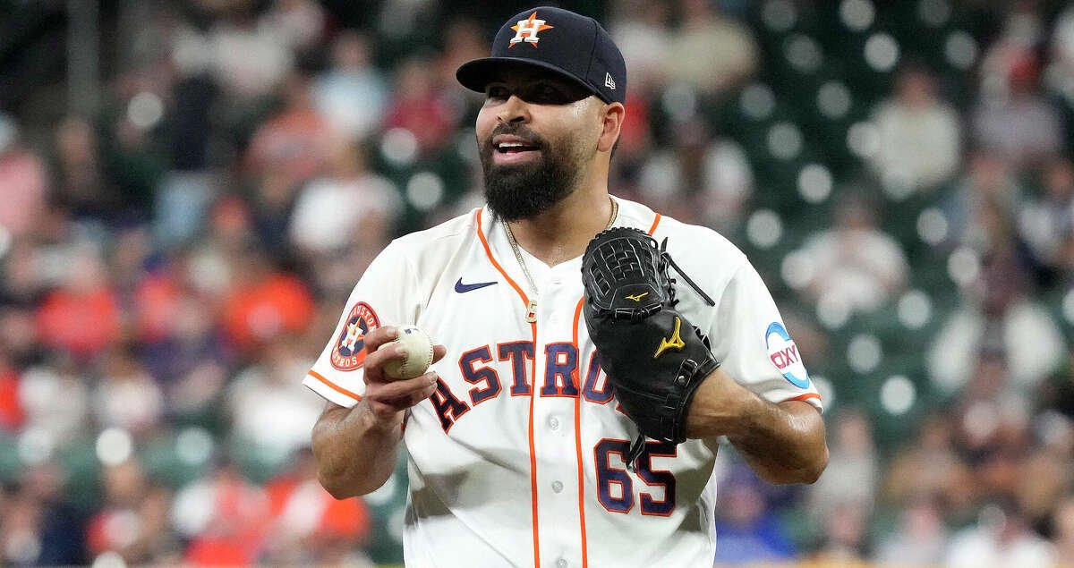 Le lanceur partant des Astros de Houston, Jose Urquidy (65 ans), réagit après avoir marché avec Bo Bichette des Blue Jays de Toronto lors de la première manche d'un match de baseball de la MLB au Minute Maid Park le mardi 18 avril 2023 à Houston.